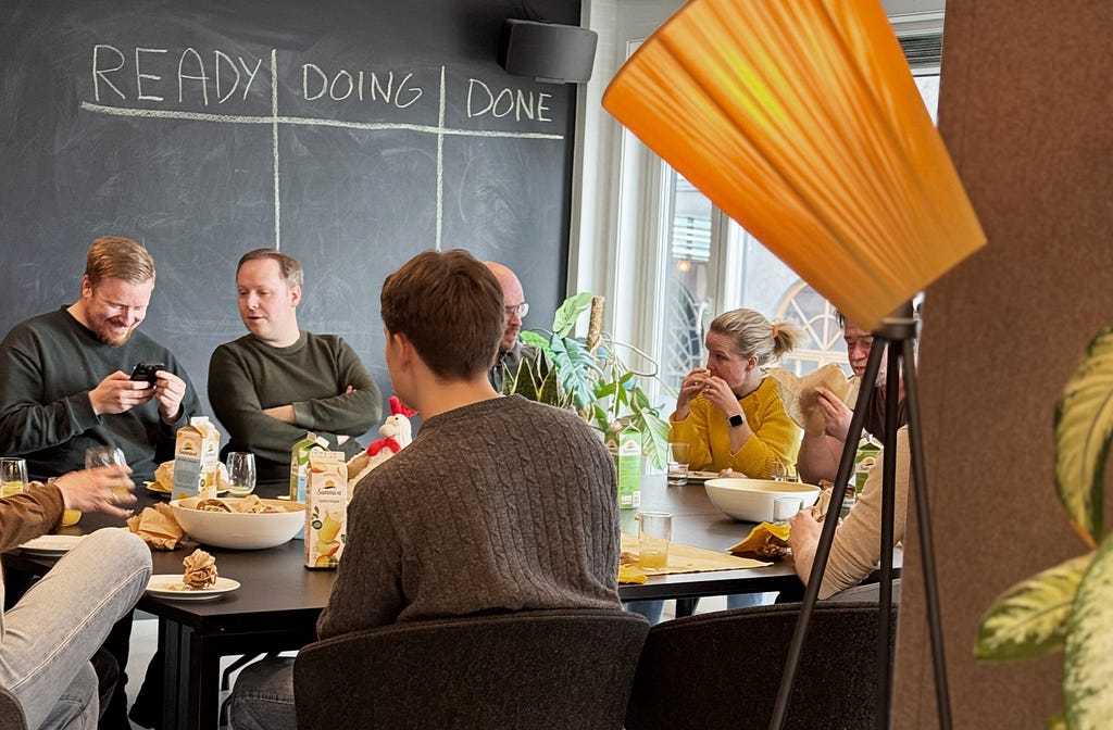 Det er ikke bare i styrerommet strategiske diskusjoner skjer — det skjer også rundt lunsjbordet