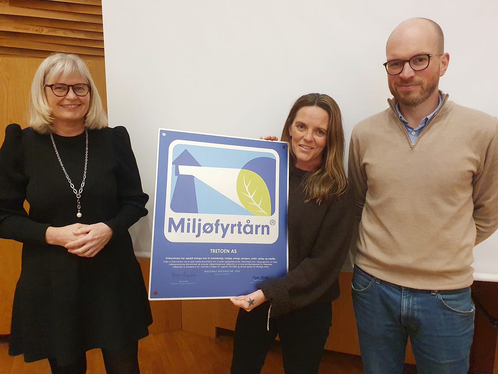 Premieutdeling! Ordfører i Hamar kommune, Vigdis Stensby (til venstre) sammen med Anita Ulvebne og Lars Ingar Øien fra 321.
